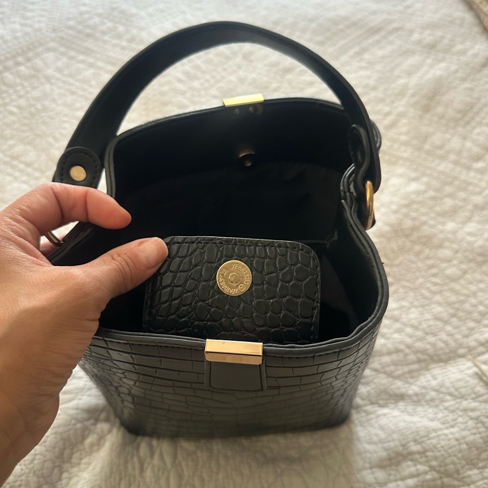 Elegant Black Croc-Embossed Women's Bag